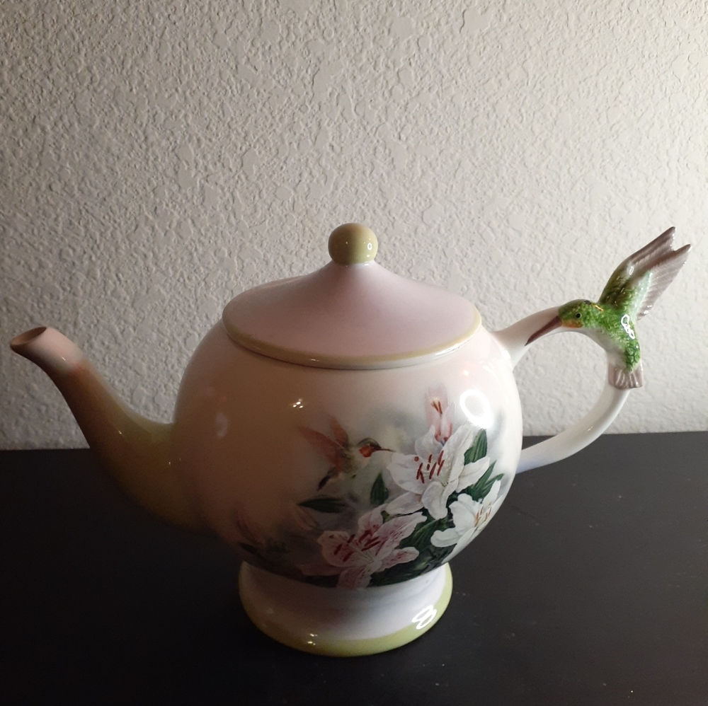 GORGEOUS VTG Lena Liu Designed Teleflora LILLIES & HUMMINGBIRD Teapot.